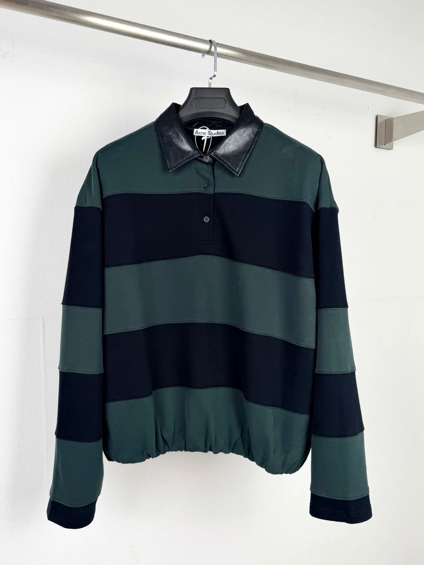 Acne Studios 26SSRetro leather lapel contrast striped sweatshirt purchased and developed by Authentic 5469, custom dyed double-ply terry sweatshirt material, exquisite technical leather, template embroidery, fabric wash, customized 1:1 leather tag, customized 1:1 buttons, customized 1:1 trademark, loose fit Size: S M L XL